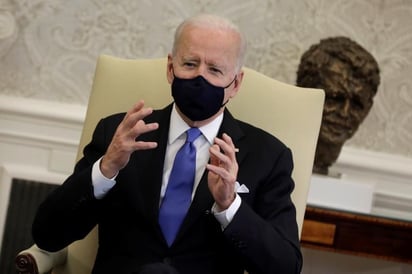 Biden tacha de 'pensamiento neandertal' levantar orden de llevar mascarilla