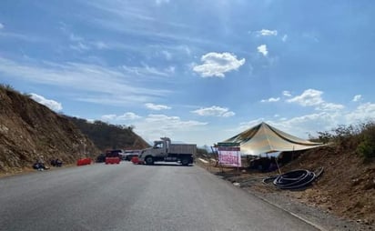 Bloquean comuneros trabajos en autopista de Oaxaca