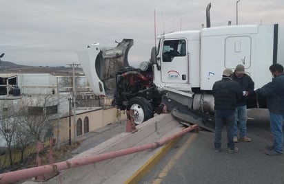 Tráiler que chocó autos no debió subir el puente en Castaños