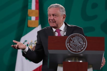 Presunto reportero se arrodilla ante AMLO para pedir la palabra