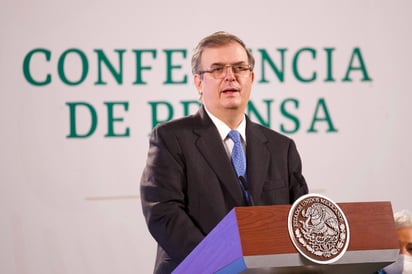 Ebrard sufre accidente y se hiere la mano; asegura que no es nada grave