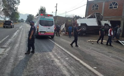 Embiste tráiler a camión; cuatro muertos en saldo