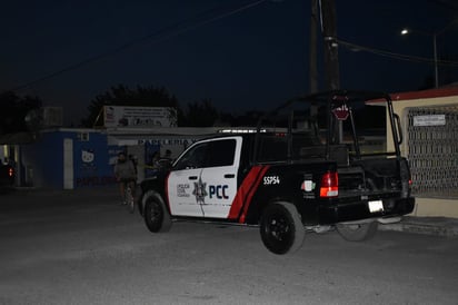 Par de amigos se embriagaban en la calle