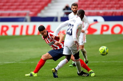 El Atlético perdona, el Madrid sobrevive