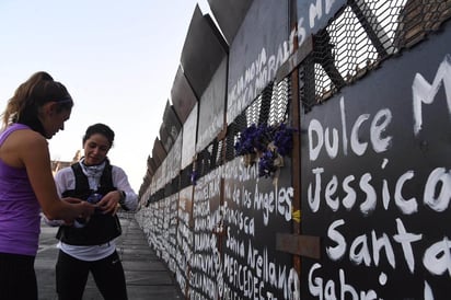 Colocan ofrenda floral en vallas de Palacio Nacional por feminicidios