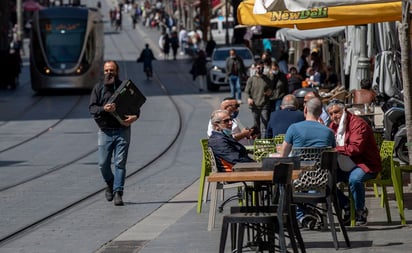 Abren restaurantes solo para vacunados en Israel