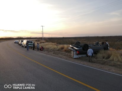 Vuelcan paisanos en la carretera a Progreso