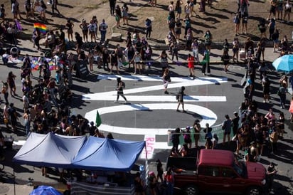 Policía dispersa con gases y agua la masiva marcha por el 8M en Chile