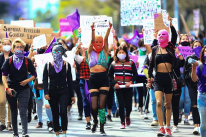 ¿Qué significan los colores de la bandera feminista?