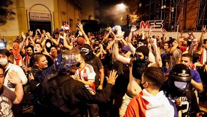 Noche de protesta en Asunción termina en conflicto frente al Partido Colorado