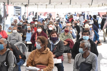 Abarrotan adultos mayores el Milo Martínez por vacuna en Monclova