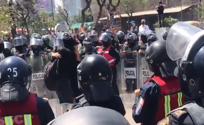 Mujeres abrazadas entre policías, video que se viralizó en redes