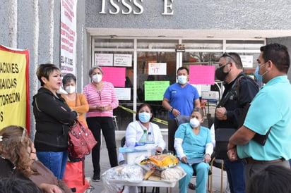 Refuerza dirigente sindical plantón de trabajadores en el ISSSTE de Monclova 