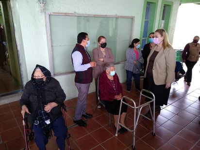 Abuela de 101 años recibe primera dosis de vacuna anticovid