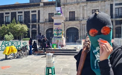 Feministas amagan con extender plantón en Congreso del Edomex