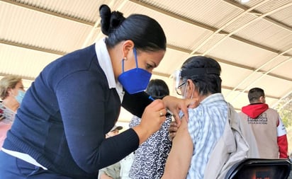 Aguascalientes propone vacunar a adultos mayores desde su auto