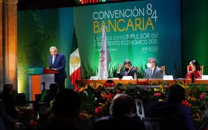 “No cambiarán las reglas”, dice AMLO ante banqueros