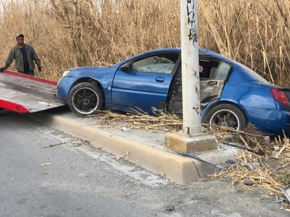 Cae vehículo al Río Monclova