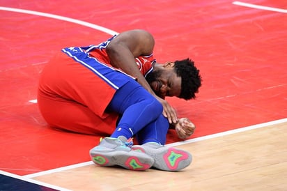 Embiid presenta hematoma en la rodilla y será evaluado en dos semanas