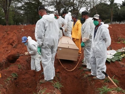 Media de muertes por covid en Brasil supera las 1,800 diarias por primera vez