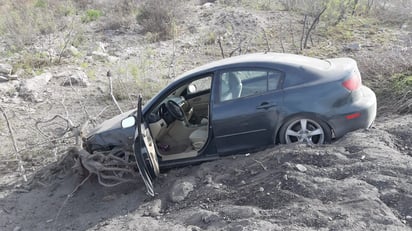 Se queda sin frenos y terracería frena su carrera sobre la avenida Puerta 4 de Monclova: El automóvil participante resultó con pérdida total