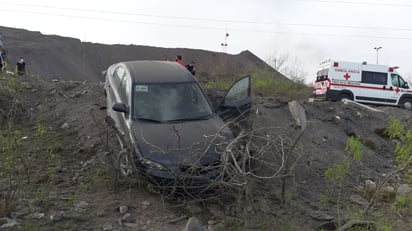 Se queda sin frenos y se cae al vacío en Monclova