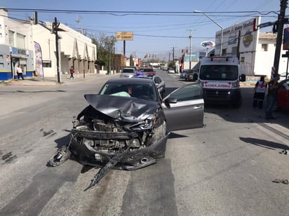 Se pasa luz roja y provoca fuerte accidente en El Pueblo de Monclova