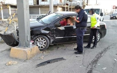 Carro y camioneta terminan destrozados tras choque en la zona centro de Monclova