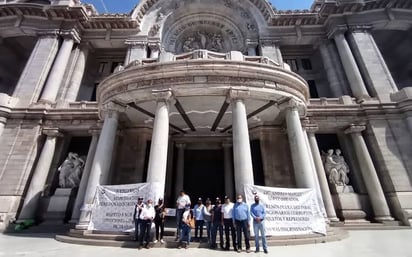 En día de apertura de Bellas Artes, trabajadores bloquean acceso