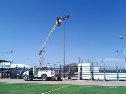 Instalan luminarias en Unidad Deportiva en San Buenaventura