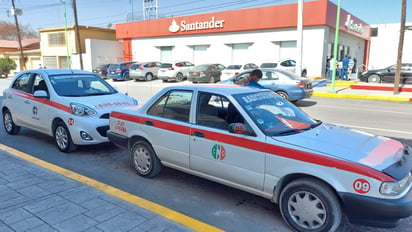 Amenaza el líder de taxistas con quemar autos Uber e Indriver en Frontera