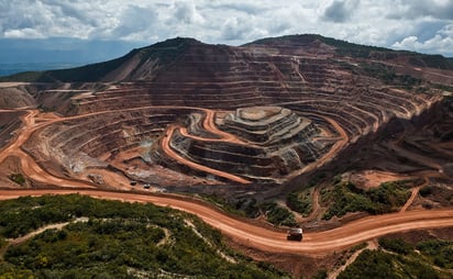 Amenaza AMLO con retirar concesiones a mineras canadiense