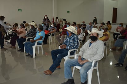 Abuelos que rechazaron la vacuna, ahora la piden en Ocampo