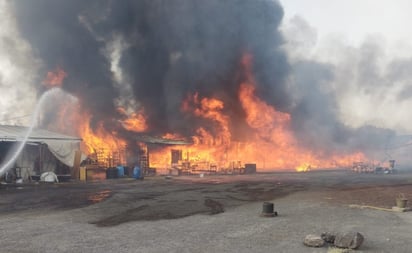 Se incendia mercado de muebles en límite de Ixtapaluca y Chalco