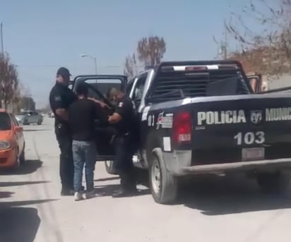 Investigan al policía que amagó con disparar en Frontera