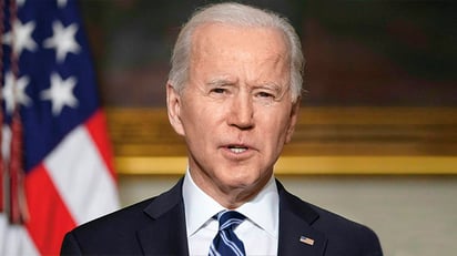 Biden tropieza tres veces al subir las escaleras del avión presidencial