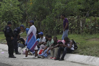 Detienen a 95 migrantes que cruzaron el país en un avión 