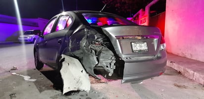 Vehículo estacionado sufre fuerte impacto en el fraccionamiento Del Valle en Monclova