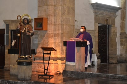 'Vacunados o no, vamos a morir algún día', dice sacerdote de Santiago Apóstol