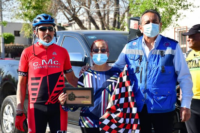 Recibe ciclista las llaves de la Ciudad de Monclova 