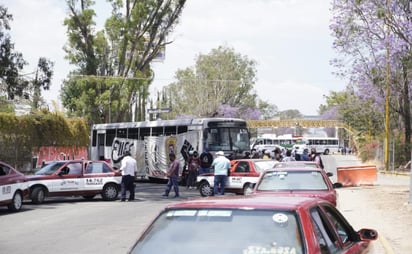 Con bloqueo carretero protestan normalistas de Oaxaca