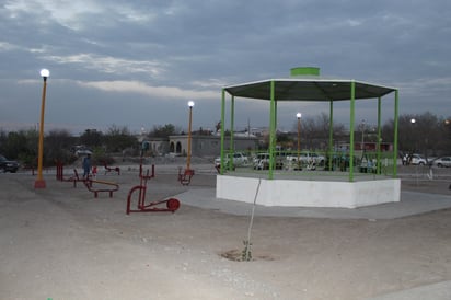 Reciben familias nueva plaza para la recreación y deporte