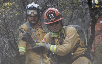 Vientos complican combate a incendios forestales en NL