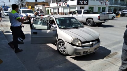 Se pasa alto y provoca accidente en El Pueblo de Monclova