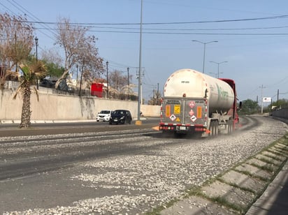 Automóviles derrapan con material de construcción derramado en la carretera 57 en Monclova