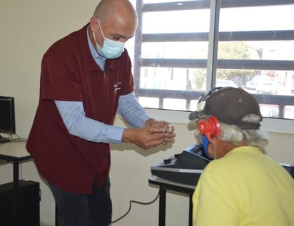 Aprovechan adultos lentes a bajo costo