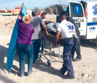 Se le bota el cambio y casi aplasta a mujer en Monclova