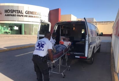 Tarimas caen encima de albañil en Monclova y le fracturan el brazo