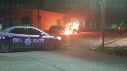 VIDEO: Incendian dos vehículos en la colonia El Pueblo de Monclova 