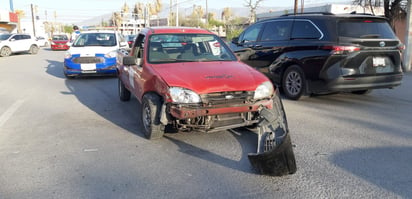 Da vuelta en 'U' y provoca accidente en la colonia Guadalupe de Monclova